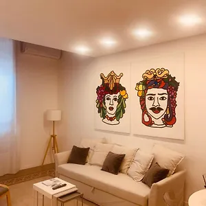 palazzo-caltagirone-suite-1.palermohotels.org/